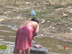 Desi mature aunty bathing in pond secretly recorded